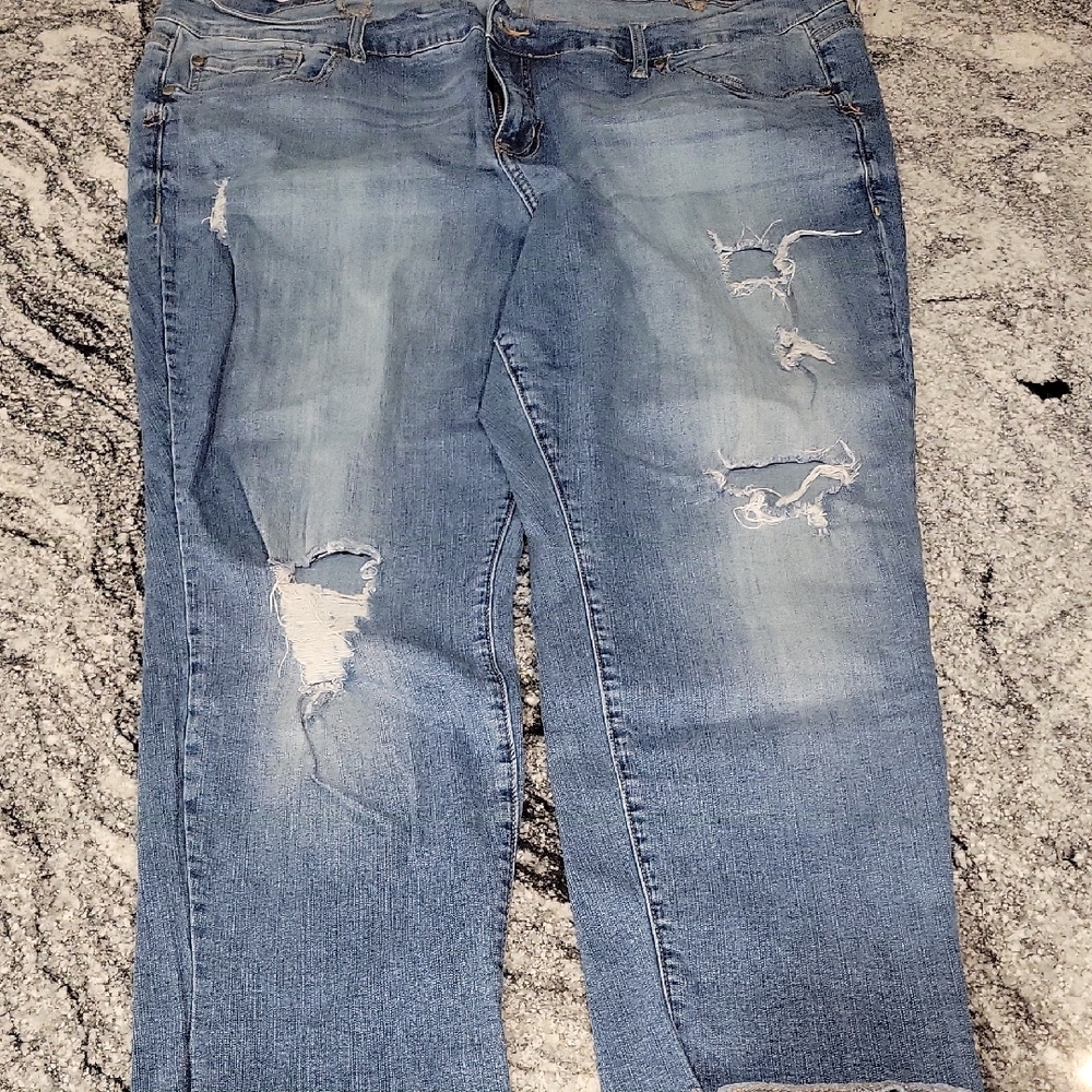 Torrid Boyfriend Distressed SZ 24